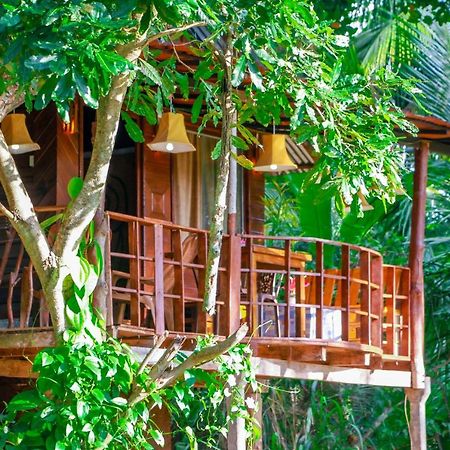 Experience The Comforts Of An Amazing Treehouse Сигирия Экстерьер фото