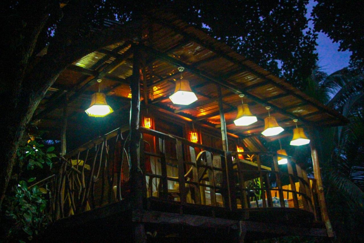 Experience The Comforts Of An Amazing Treehouse Сигирия Экстерьер фото